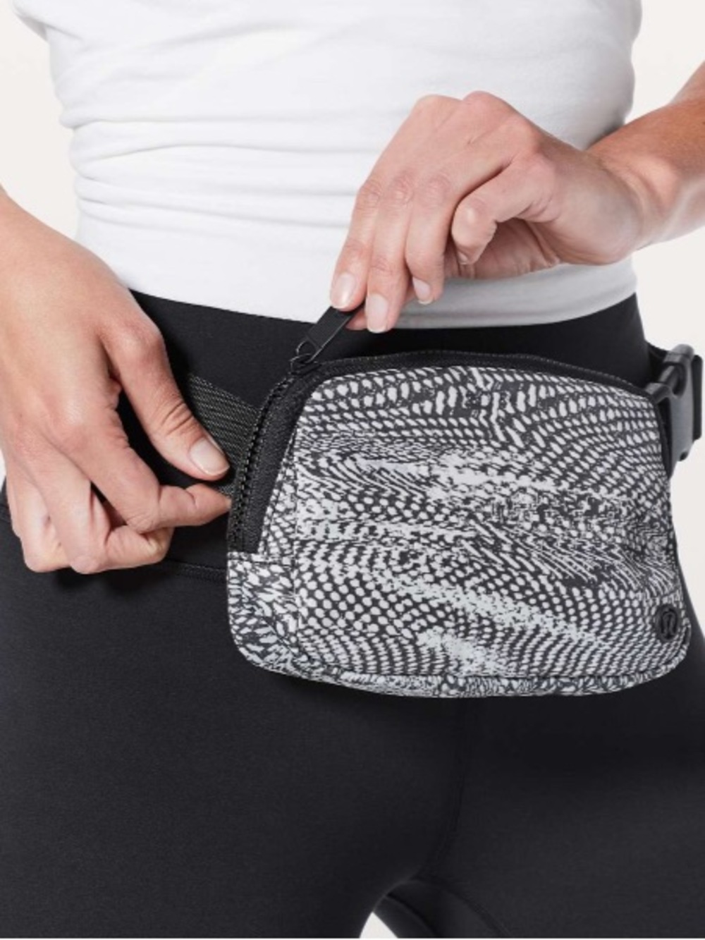 Lululemon Everywhere Belt Bag *1L Grey/Black